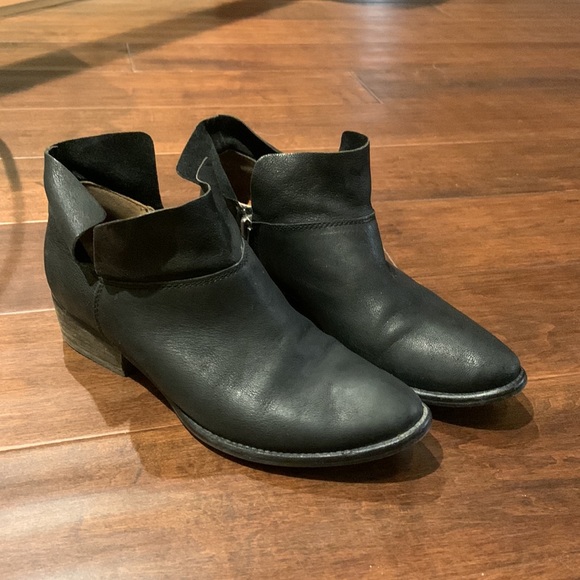 Seychelles black ankle booties. Size 6 - Picture 2 of 5